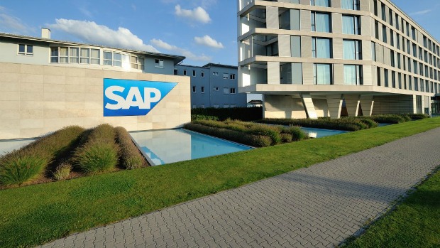 <p> <strong>10. SAP</strong></p> <p class="Normal"> Ông lớn trong ngành phần mềm Đức trả mức lương trung bình thấp hơn Orange và IBM với 44.000 USD. Nhưng với mức thưởng 4.000 USD, ba công ty này trả thu nhập của nhân viên ngang nhau. </p>