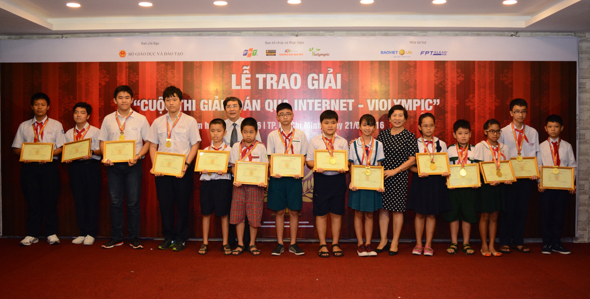<p> Vòng thi quốc gia cuộc thi ViOlympic năm học 2015-2016 được tổ chức vào ngày 8/4 với sự tham gia của 9.150 thí sinh ở 5 khối lớp 4, 5, 8, 9 và 11, tăng 30% so với năm học 2014-2015. Trong hơn 9.000 thí sinh tham gia vòng chung kết quốc gia cuộc thi ViOlympic năm nay, có 6.780 học sinh các khối lớp 5, 9 và 11 đến từ 55 tỉnh, thành phố dự thi Toán tiếng Việt cùng 2.370 học sinh khối lớp 4 và 8 của 40 địa phương tham gia phần thi Toán tiếng Anh.</p>