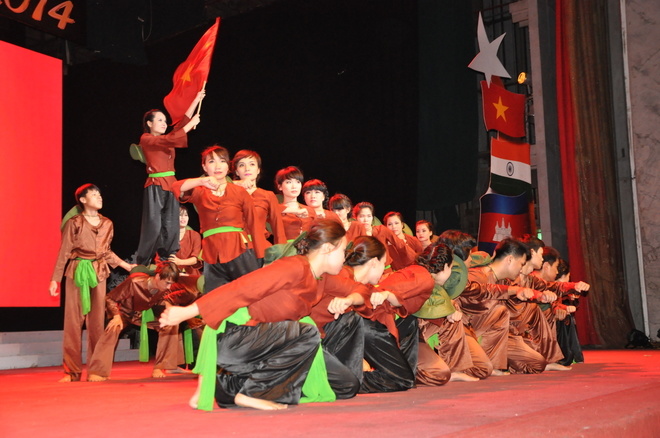 <p> Năm 2013, Hội diễn Sao Chổi không được tổ chức vì được lồng ghép vào Hội diễn 13/9 kỷ niệm 25 năm thành lập FPT. Đến năm 2014, Hội diễn Sao Chổi quay trở lại với chủ đề "Toàn cầu hóa". Tại Hội diễn năm đó, các công ty thành viên FPT đã mang đến tiết mục thể hiện nét văn hóa đặc trưng của một quốc gia có người FPT sinh sống và làm việc. Bốc thăm được đất nước Việt Nam, Khối Giáo dục FPT (FE) đã trình bày ca khúc “Việt Nam, tổ quốc tôi yêu” gồm 3 chương, được đánh giá là một trường ca về con người, dân tộc Việt Nam yêu chuộng hòa bình. </p>
