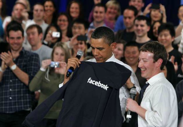 <p class="Normal" style="text-align:justify;"> 3. CEO Facebook cũng nổi tiếng với việc không dành thời gian để chọn quần áo vì anh chỉ mặc độc một kiểu. Tuy nhiên, thỉnh thoảng anh vẫn ăn mặc khá chỉn chu. Năm 2011, trong cuộc diện kiến Tổng thống Barack Obama, CEO đã diện vest.</p>