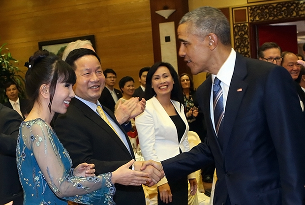 Chủ tịch HĐQT FPT Trương Gia Bình đã có dịp gặp gỡ Tổng thống Mỹ Barack Obama tại buổi tiệc chào mừng ông của Chủ tịch nước Trần Đại Quang.