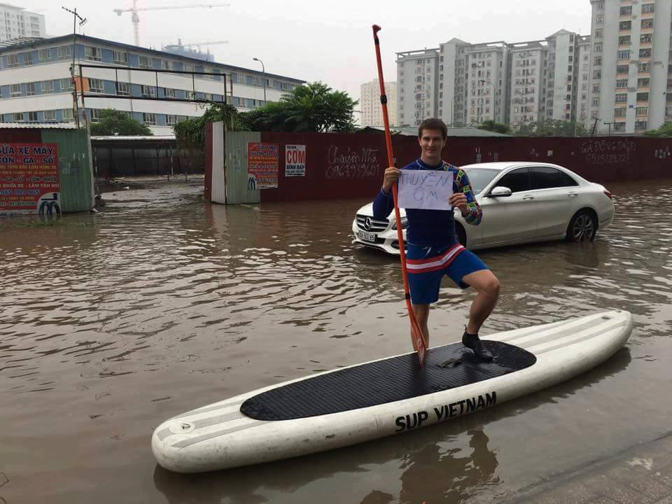 <p> Chàng trai Tây tranh thủ mở dịch vụ thuyền ôm giữa đường phố Hà Nội.</p>