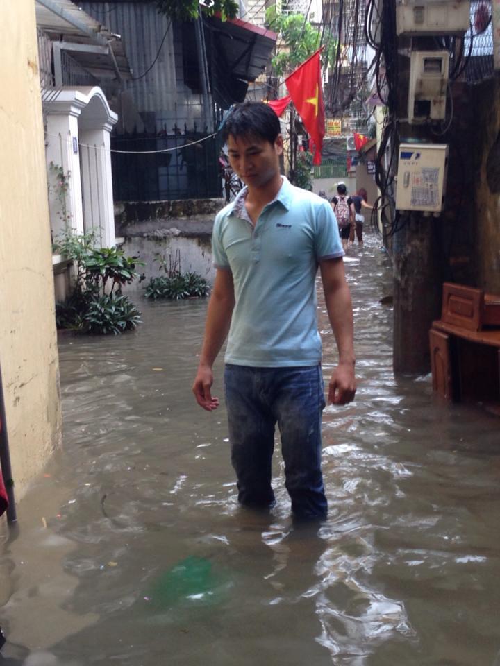 <p> Nước ngập vào tận nhà, khiến anh Nguyễn Kế Thu, Ban Văn hóa - Đoàn thể FPT (FUN) vẫn chưa thể đến công ty.</p>