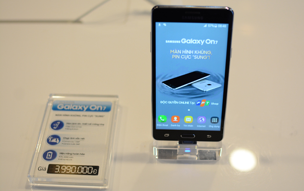 Galaxy On7 được bán độc quyền tại hệ thống FPT Shop theo hình thức đặt mua online với mức giá 3,99 triệu đồng cùng 2 tùy chọn màu là vàng và đen.