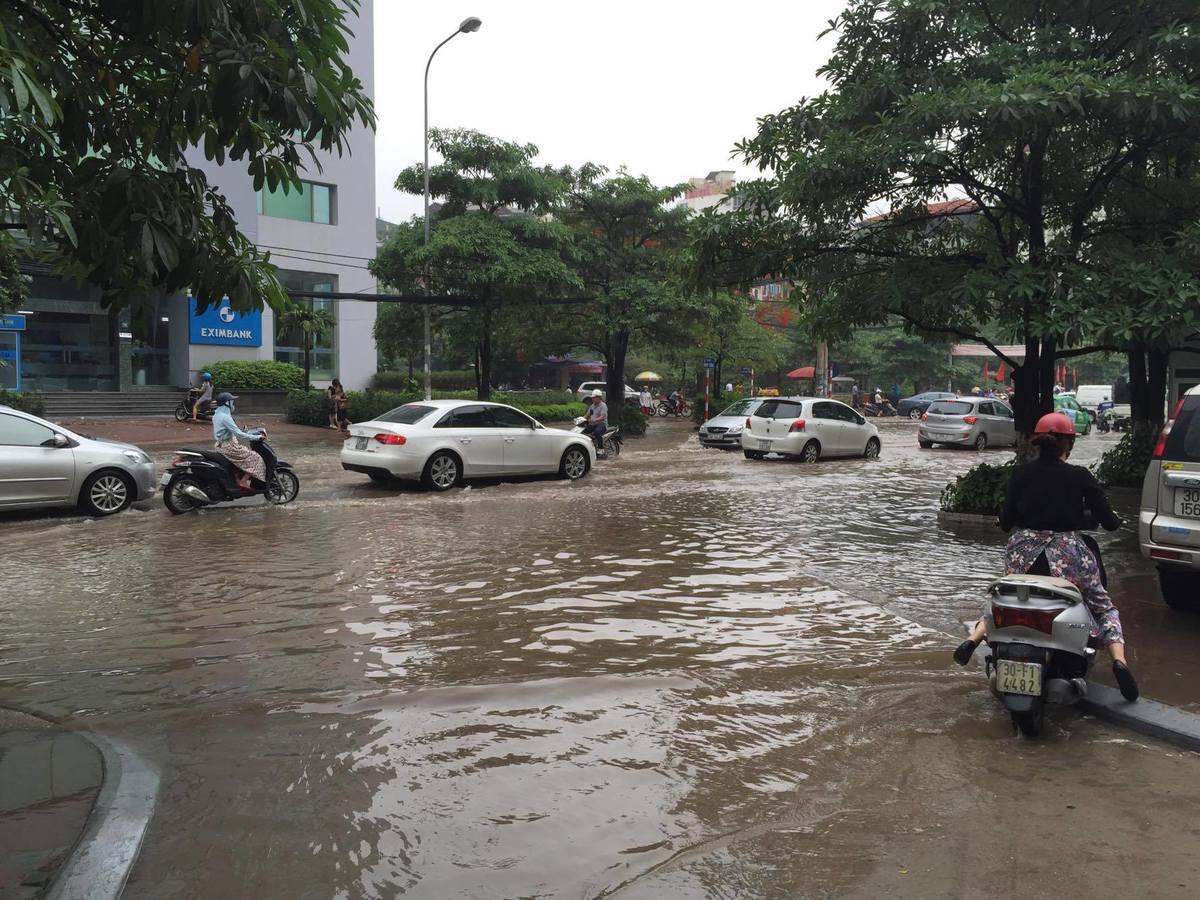 <p class="Normal"> Hiện tại (10h15 phút), nước đã rút bớt tại khu vực Duy Tân, các phương tiện có thể di chuyển chậm. Anh Đỗ Ngọc Hoàng, FPT Software, chia sẻ, dù nhà ở ngay Làng Quốc tế Thăng Long nhưng anh phải mất tới 2 giờ để đến công ty.<br /><br /> Theo dự báo, Hà Nội sẽ tiếp tục có mưa đến hết tuần.</p>