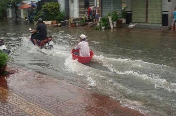 <p> "Thuyền" theo phong cách mới được chế sau trận mưa lớn tại Hà Nội.</p>