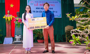 Học sinh miền Trung nhận học bổng Nguyễn Văn Đạo