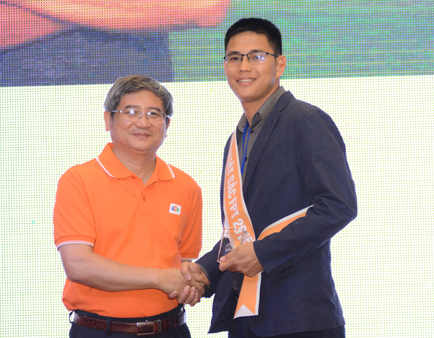 Anh Chiêm Hoàng Điền (bên phải) tại lễ vinh danh Top FPT 100 tại Myanmar.