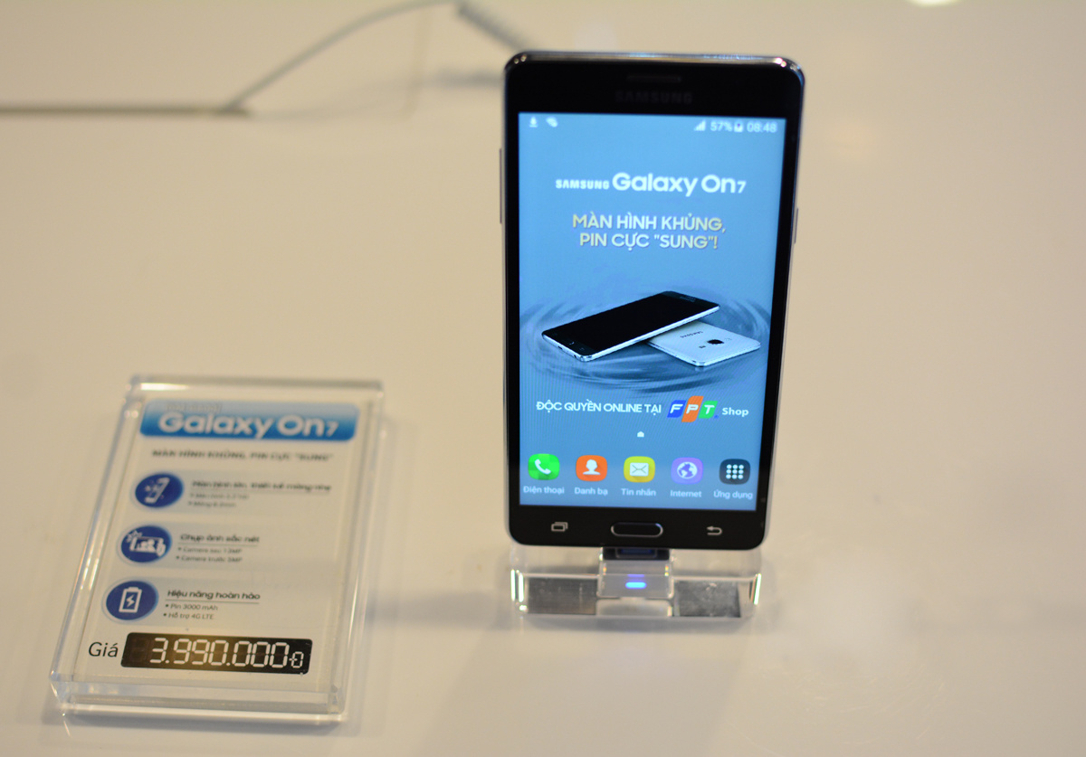 <p> Galaxy On7 lần đầu tiên có mặt tại Việt Nam và độc quyền bán ra tại FPT Shop theo kênh online, đánh dấu bước phát triển mới trong mối quan hệ hợp tác mật thiết giữa FPT Shop và Samsung Việt Nam. Qua đó, chiến lược kinh doanh của FPT Shop sẽ mở rộng và phát triển mảng bán hàng online, và Galaxy On7 là sản phẩm đầu tiên được triển khai cùng với Samsung Việt Nam theo hình thức này.</p>