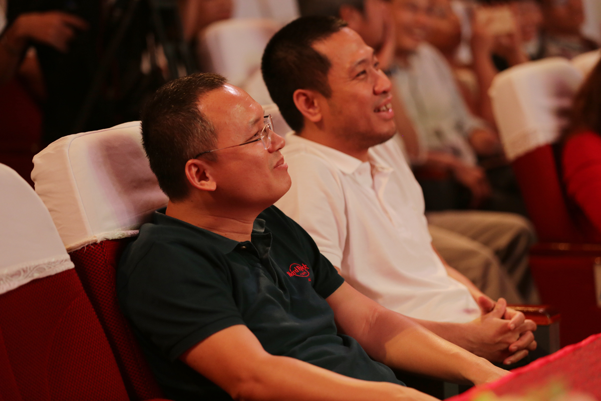 <p> Chủ tịch Sendo.vn Nguyễn Đắc Việt Dũng (trái) ngồi cạnh GĐ FPT Software Nguyễn Đức Quỳnh. Hai anh là thành viên nhóm 13 người đầu tiên của Phần mềm FPT và cũng là hai "cây văn nghệ" của tập đoàn.</p>