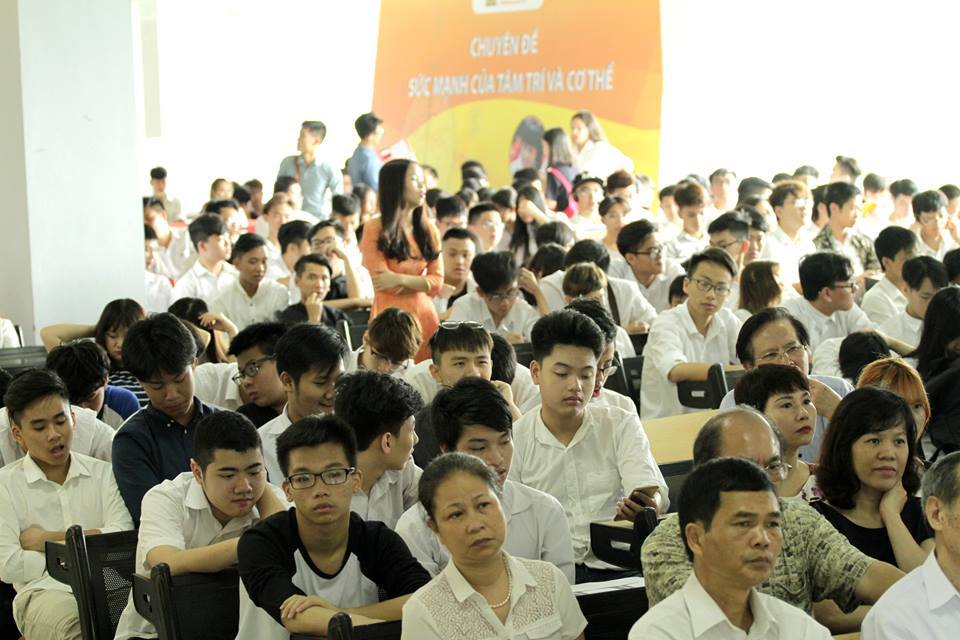<p> 600 học sinh và phụ huynh có mặt tại Hòa Lạc dự lễ tổng kết năm học của FPT School.</p>