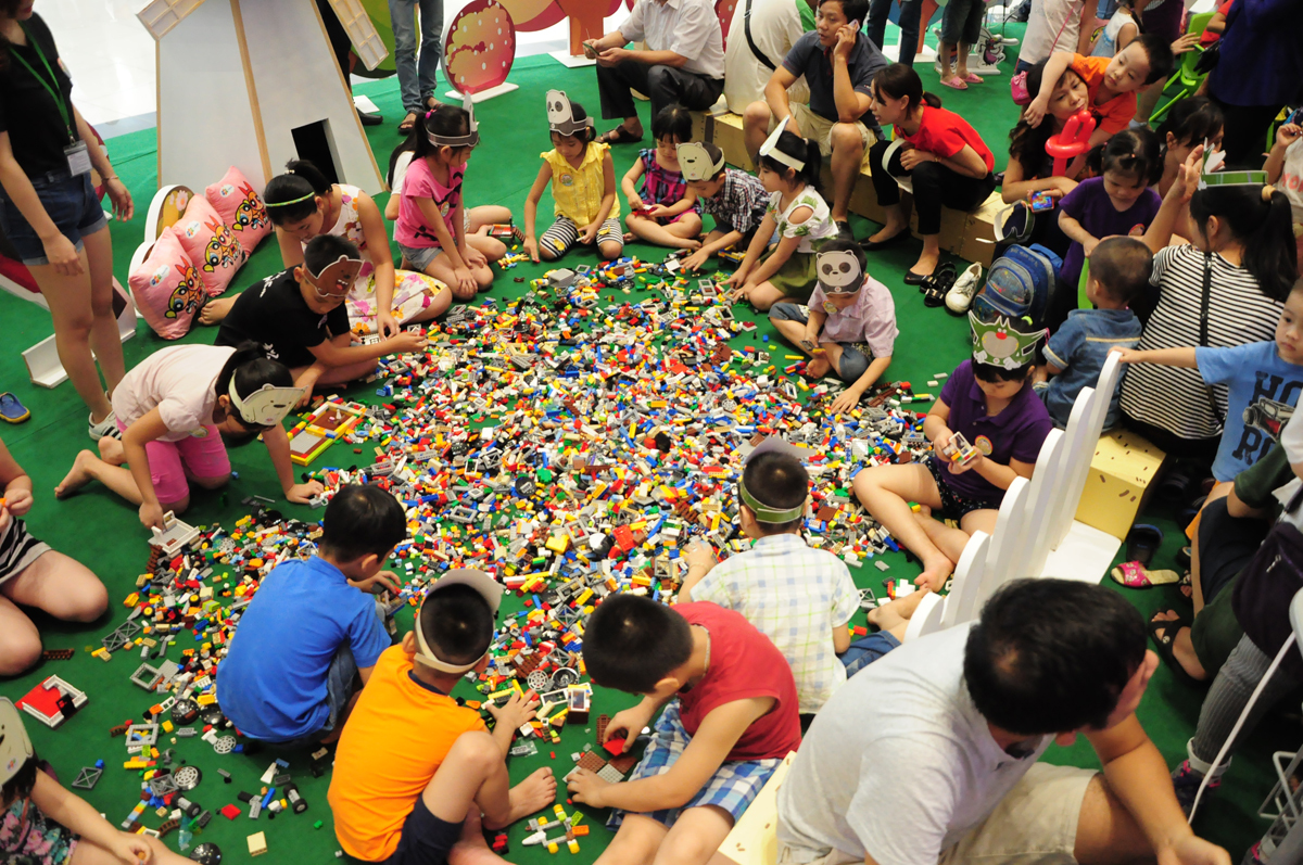 <p> Tại  khu vực “Trang trại đồ chơi”, các bé được trổ tài làm bánh, vẽ tranh, nặn đất sét, tô màu, xây dựng lâu đài qua các trò chơi lắp ráp sáng tạo lego… Các hoạt động này diễn ra liên tục cả ngày, tạo thành sân chơi lý thú được các em yêu thích.</p>