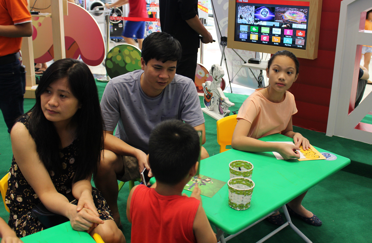 <p> Bé Nguyễn Trang Linh, Minh Khai, Hà Nội, lần đầu được bố mẹ đưa đi chơi ở Aeon Mall, rất háo hức với trò tô tranh. "Con thích vẽ và ca hát nên rất vui khi được tham dự các trò chơi trải nghiệm ở đây. Con sẽ tranh thủ thử thật nhiều trò khác nữa. Hy vọng cuối tuần nào con cũng được tham gia các hoạt động lý thú như vậy", cô bé hào hứng nói.</p>