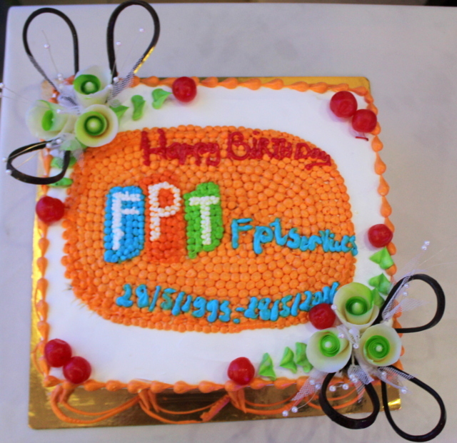 <p> FPT Services (trực thuộc FPT Trading) được thành lập năm 1993 trên cơ sở kế thừa Trung tâm Bảo hành FPT, đến nay, sau 23 năm hoạt động, FPT Services đã trở thành một trong những nhà cung cấp dịch vụ tin học hàng đầu Việt Nam với trên 300 nhân viên, 12 trung tâm dịch vụ tại 8 tỉnh, thành phố lớn trên cả nước. Dù tổ chức ở xa Hà Nội nhưng BTC vẫn chu đáo chuẩn bị bánh sinh nhật với tông màu chủ đạo theo logo FPT.</p>