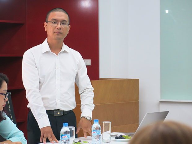 <p> Thay mặt trường ĐH FPT, ông Hoàng Văn Cương, Giám đốc Trung tâm Trao đổi sinh viên quốc tế, ĐH FPT, đã có phần chia sẻ ngắn về 3 triết lý đào tạo của ĐH FPT gồm: Chú trọng phát triển con người toàn diện; tăng cường yếu tố quốc tế trong công tác giảng dạy, đào tạo và sự gắn kết với doanh nghiệp (96-98% sinh viên ra trường có việc làm).</p>