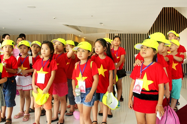 Sáng ngày 1/6, khoảng 25 các cháu là con em cán bộ Fsoft Đà Nẵng đã tập trung tại tòa nhà FPT Complex (