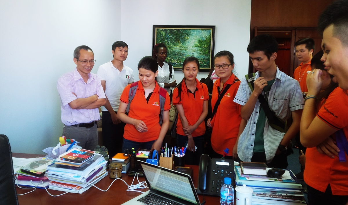 <p> Phó TGĐ FPT Nguyễn Khắc Thành tiếp đón sinh viên tại phòng riêng. </p>