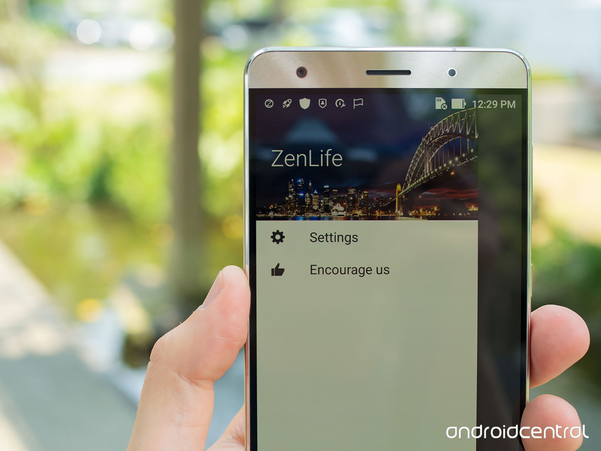 <p> Zenfone 3 Deluxe trang bị màn hình 5,7 inch Full HD, tấm nền OLED, sử dụng bộ xử lý Snapdragon 820 và đặc biệt là RAM lên đến 6 GB. Đây cũng là một trong số ít smartphone ở thời điểm hiện tại sở hữu bộ nhớ RAM "khủng" như vậy. </p>