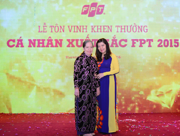 Chị Nguyễn Hữu Hoàng Trúc (bên phải) cùng mẹ tham dự lễ tôn vinh Top FPT 100 tổ chức tại Myanmar hồi tháng 3 vừa qua. Ảnh: H.D.