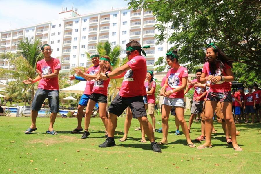 <p> Bên cạnh lễ mừng sinh nhật, CBNV đơn vị tại Cebu được "hết mình" trong bữa tiệc mùa hè của đơn vị. Nhân viên được chia thành 4 đội khác nhau, đã có một ngày vui vẻ, thư giãn và đầy tiếng cười khi chơi các trò chơi và tận hưởng tiện nghi tại khu nghỉ mát. Các trò chơi bao gồm; Thách thức nhảy Running Man, chuyền ly nước tiếp sức, Ice Baby, đấu hát nhép, Around the Word, các trò chơi tiếp sức Philippines và tiếp sức uống bia.</p>