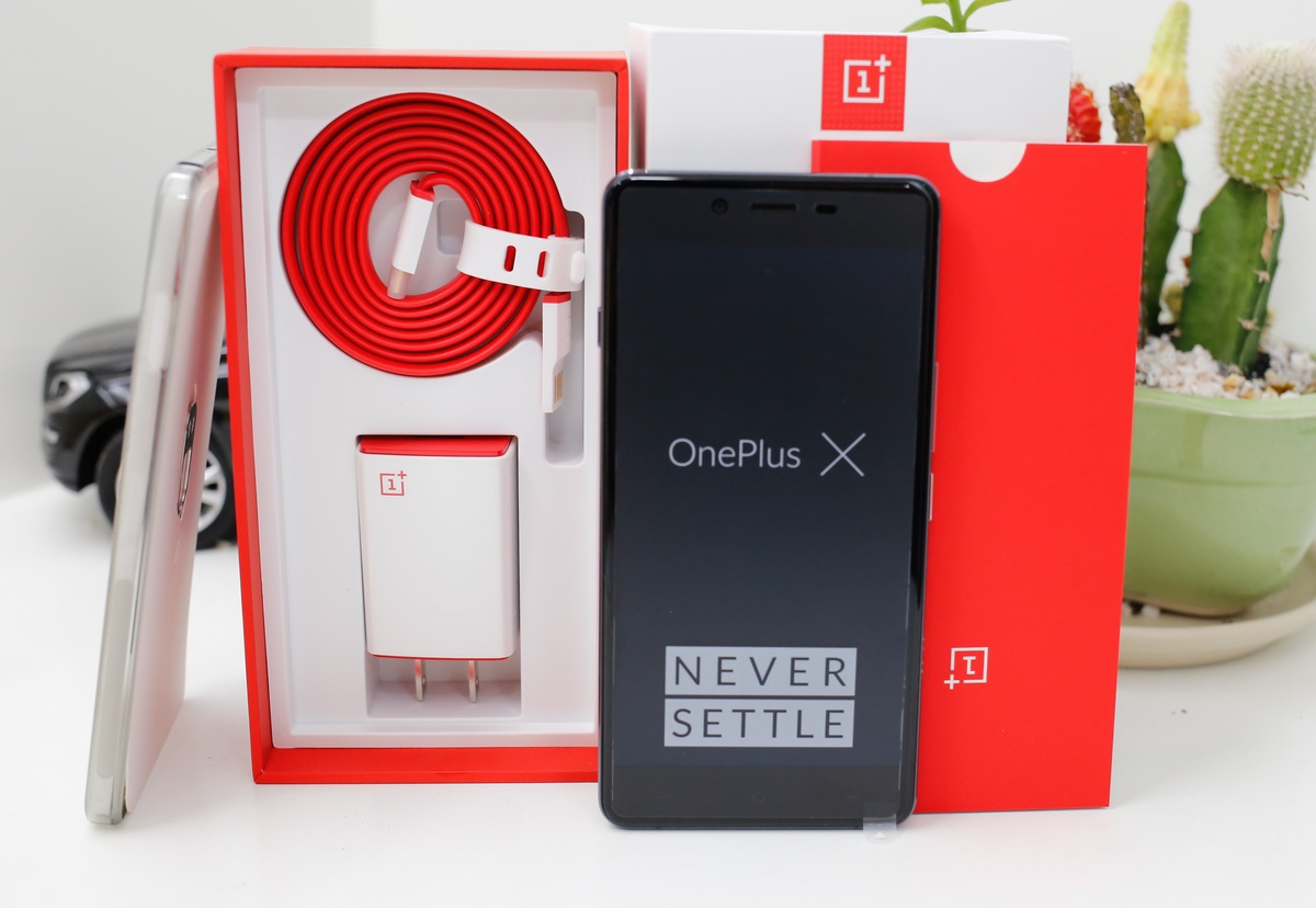 <p> OnePlus X chính hãng được FPT Shop bán độc quyền tại thị trường Việt Nam từ ngày 5/6. Phụ kiện đi kèm máy gồm cục sạc, tấm ốp lưng và cáp microUSB dạng dẹt với tông màu đỏ đặc trưng của OnePlus.</p>