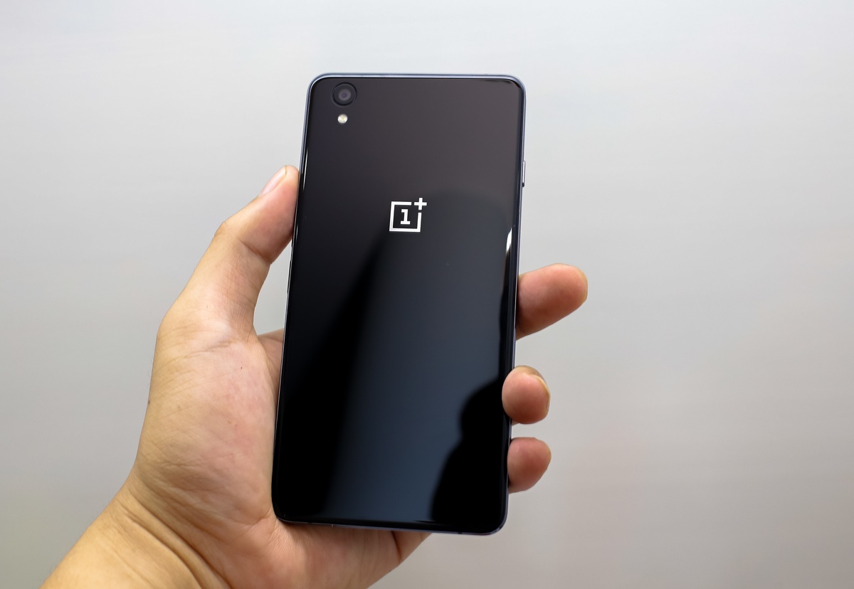 <p> Về phần cứng, OnePlus X như một "chiến binh bất khả chiến bại" trong phân khúc tầm trung bởi cấu hình cao so với tầm giá. Máy sở hữu bộ vi xử lý bốn nhân cao cấp Qualcomm Snapdragon 801, chip đồ họa GPU Adreno 330, RAM 3 GB và bộ nhớ trong 16 GB (hỗ trợ khe cắm thẻ nhớ lên đến 128 GB). Đi kèm là bộ đôi camera trước và sau có độ phân giải lần lượt là 8 MP và 13 MP, trang bị đầy đủ tính năng cơ bản như tự động lấy nét, chạm lấy nét, nhận diện khuôn mặt… </p>