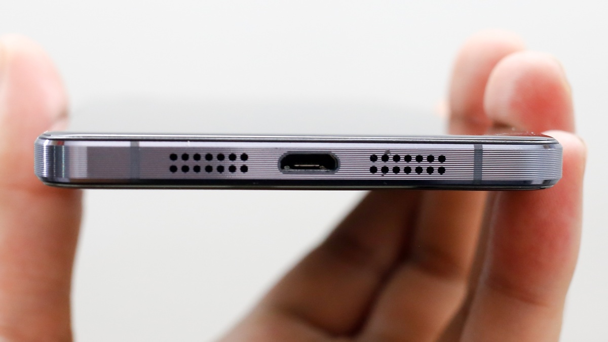 <p> OnePlus X hỗ trợ 2 SIM 2 sóng, viên pin đi kèm theo máy có dung lượng 2.525 mAh.</p>