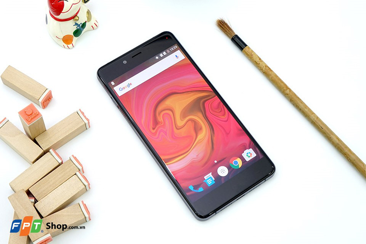 <p> 2.000 chiếc OnePlus X phiên bản màu đen được bán hệ thống FPT Shop bán độc quyền tại Việt Nam với mức giá 4,99 triệu đồng. <span style="color:rgb(0,0,0);">500 người đặt mua đầu tiên sẽ được tặng loa Rock Space trị giá 999.000 đồng; </span><span style="color:rgb(0,0,0);">Tặng sạc dự phòng thương hiệu quốc tế Maxco 5.000mAH trị giá 649.000 đồng cho các khách hàng mua tiếp theo; M</span>ua trả góp không cần trả trước... Gọi hotline 1800 6601 để được tư vấn miễn phí cước.</p>