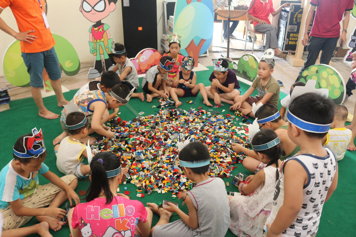 <p> Khu vực xếp hình Lego thu hút đông đảo các bé 5-7 tuổi tham gia.</p>