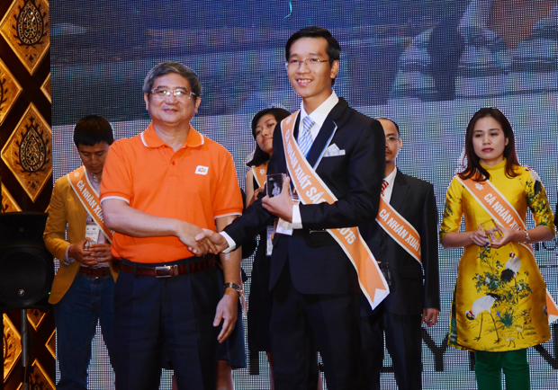 Anh Nguyễn Trung Hiếu (bên phải) trong lễ vinh danh Top FPT 100 tổ chức tại Myanmar hồi tháng 3 vừa qua. Ảnh: H.D.