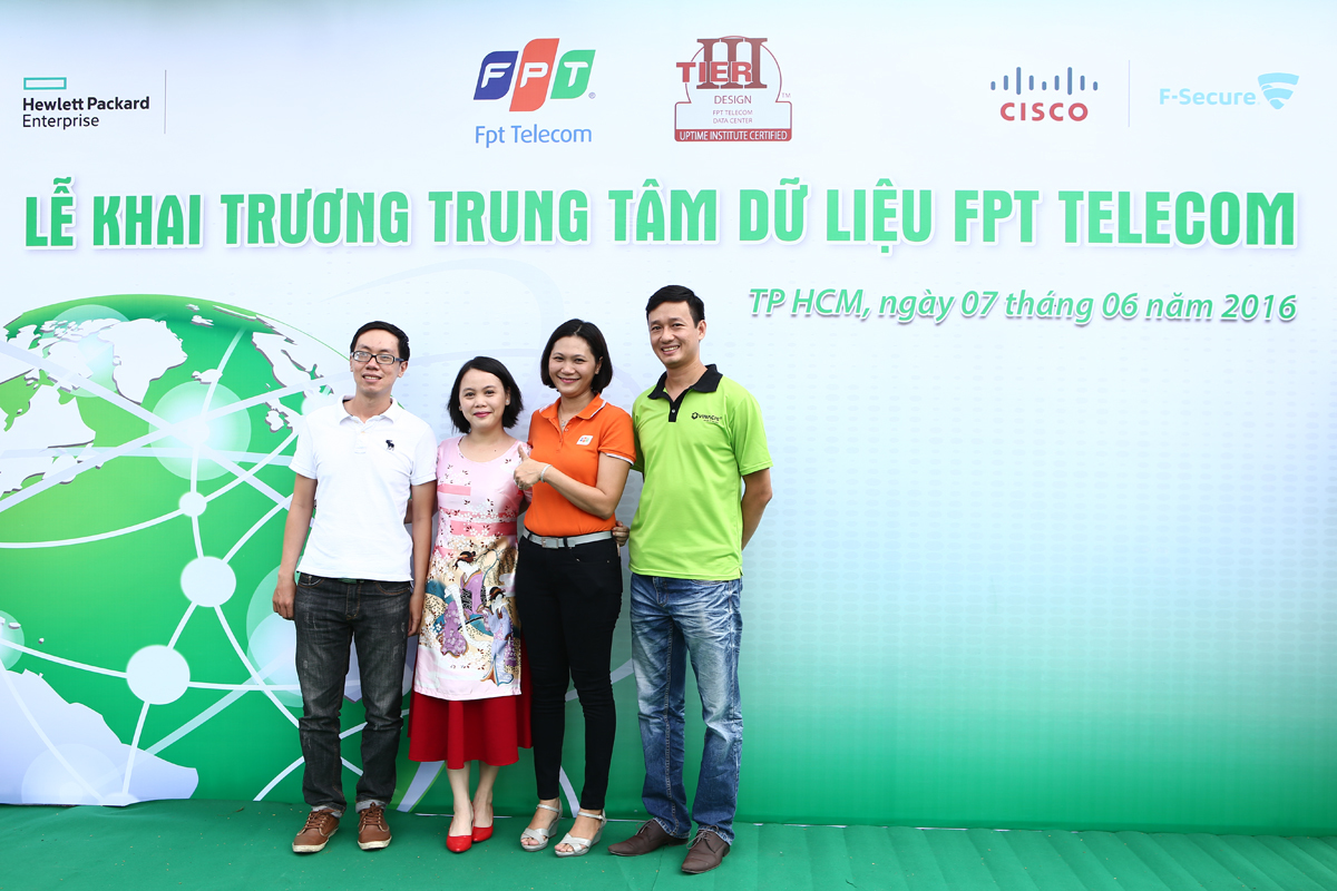 <p> Hai cán bộ nữ FTI chụp hình lưu niệm với đại diện khách hàng Exa và Vinacis. FTI thuộc FPT Telecom với khách hàng chủ yếu là khối chính phủ và doanh nghiệp. FTI đang tập trung cho các dịch vụ, sản phẩm mới dựa trên Cloud (đám mây), Virtualization (ảo hóa)…</p>