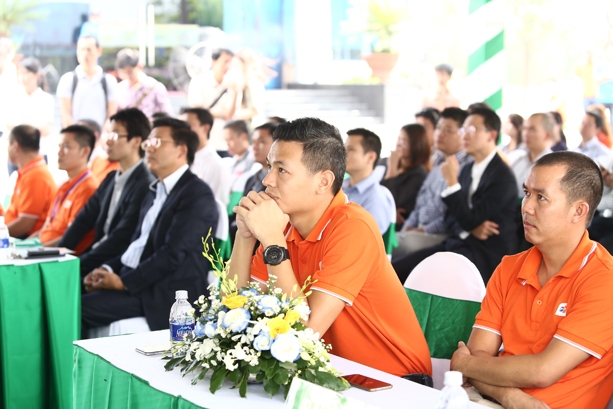 <p> Trong thời điểm sự kiện khai trương Data Center tại Hà Nội và TP HCM, dịch vụ của FPT Telecom đã đón khách hàng đầu tiên là một ngân hàng của Myanmar. Các máy chủ này được bảo vệ trong khu vực riêng biệt với khoá vân tay, chỉ khách hàng mới có thể ra vào.</p>