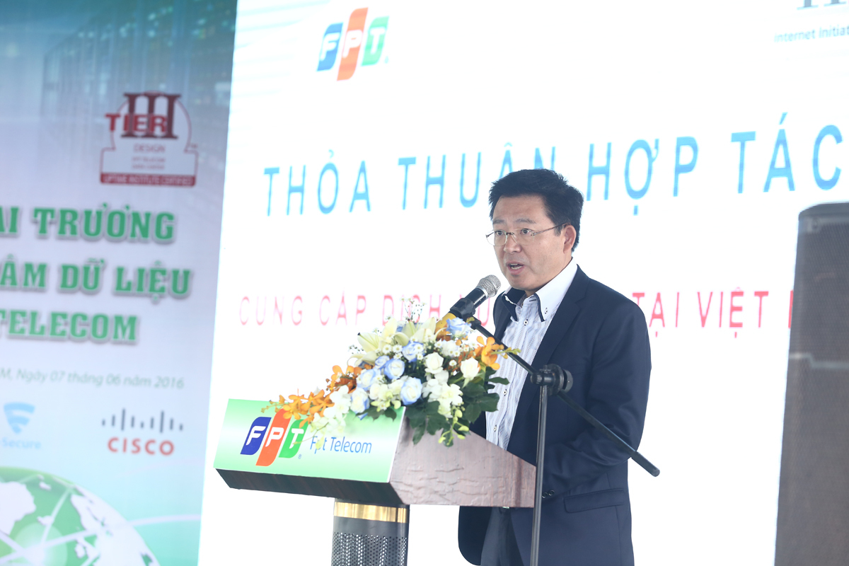 <p class="Normal"> Ông Yasumitsu Iizuka, Phó GĐ Kinh doanh Quốc tế IIJ, cho rằng Data Center mới sẽ là một trong những điểm quan trọng nhất cho việc phát triển kinh doanh của IIJ tại Việt Nam. "FPT Telecom đang hỗ trợ cho cuộc sống hằng ngày của bạn với cơ sở hạ tầng vững chắc như các Trung tâm Dữ liệu chất lượng cao và mạng lưới quang rộng khắp cả nước", đại diện IIJ phát biểu.</p>
