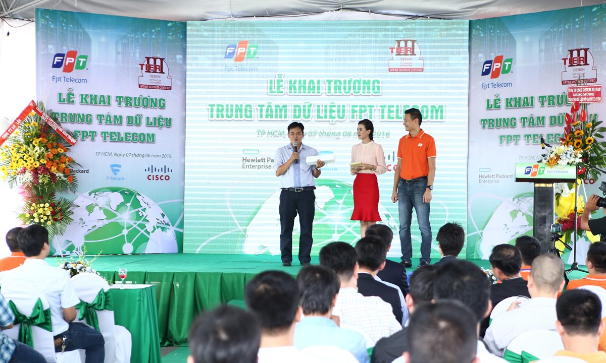 <p> Trong phần rút thăm trúng thưởng, anh Lê Minh Trung, CEO VoiceCloud, giành phần thưởng là một chiếc AppleWatch.</p> <p> <span style="color:rgb(0,0,0);">Anh Trung cho hay, Voicecloud cung cấp sản phẩm, giải pháp tích hợp Viễn thông và Tin học, dịch vụ nội dung trên mạng điện thoại cố định, di động, Internet. "Chúng tôi tiên phong trong việc xây dựng và phát triển hệ thống tổng đài thoại IP tại Việt Nam, và dịch vụ này có nhu cầu rất lớn về Data Center. Chúng t</span><span style="color:rgb(0,0,0);">ôi là khách hàng lâu năm của FTI và rất tin tưởng vào dịch vụ của các bạn", anh Trung chia sẻ. </span></p> <p> <span style="color:rgb(0,0,0);">Sau đó, Ban tổ chức đã mời các vị khách tham quan Trung tâm Dữ liệu mới: </span><a href="http://chungta.vn/photo/kinh-doanh/trai-nghiem-data-center-hien-dai-nhat-viet-nam-49623.html">Trải nghiệm Data Center hiện đại nhất Việt Nam</a></p>