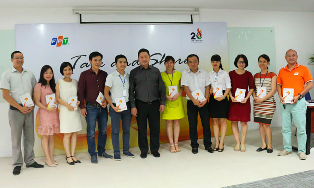 Trong chương trình, ngoài phần trò chuyện với CBNV của đơn vị, anh Bình sẽ trao tặng ấn phẩm đặc biệt dành cho cá nhân xuất sắc thuộc Top 100 FPT 2015 - sách FPT 100.