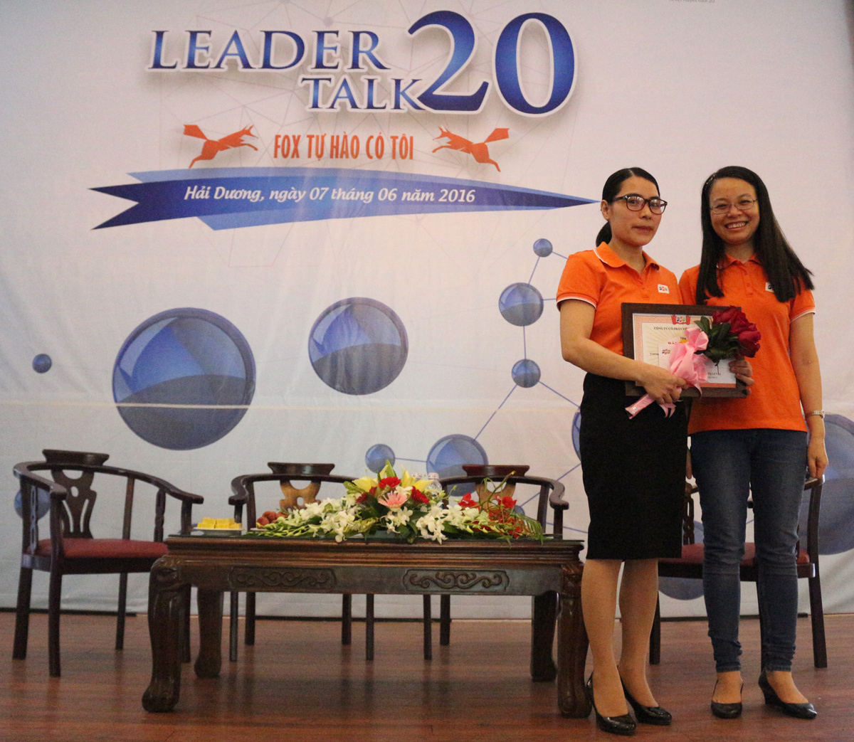 <p> Chủ tịch FPT Telecom trao bằng khen cho chị Lê Vân, Trưởng phòng Dịch vụ khách hàng chi nhánh Hải Dương, người đã có thành tích xuất sắc trong công việc. Chị là người khéo léo, rất giỏi trong việc xử lý tình huống với các khách hàng khó tính.</p>