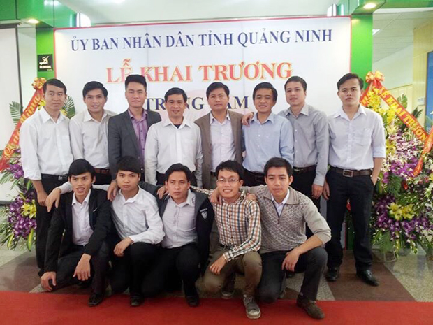 Phạm Văn Hào (hàng ngồi, ngoài cùng bên trái) cùng các đồng nghiệp trong lễ khai trương