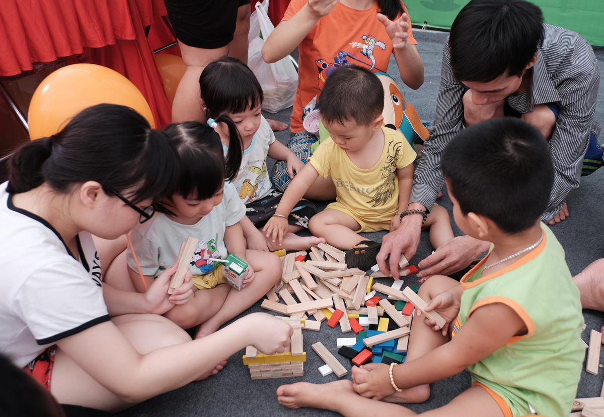 <p> Khu đồ chơi gỗ thu hút nhiều em nhỏ tham gia. Tại đây, các bé được thỏa thích sáng tạo và vui chơi cả ngày với 100% đồ chơi được làm từ thiên nhiên, thân thiện và an toàn cho trẻ.</p>