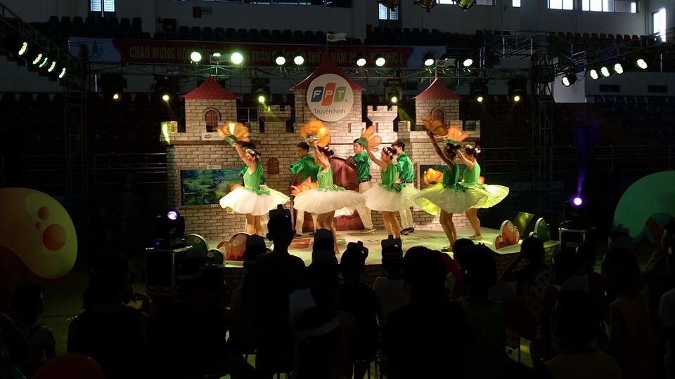 <p> Màn biểu diễn của các nghệ sĩ nhí đến từ thủ đô Hà Nội đã khuấy động không khí đêm hội, mang lại cho các bé một bữa tiệc âm nhạc đầy màu sắc.</p>