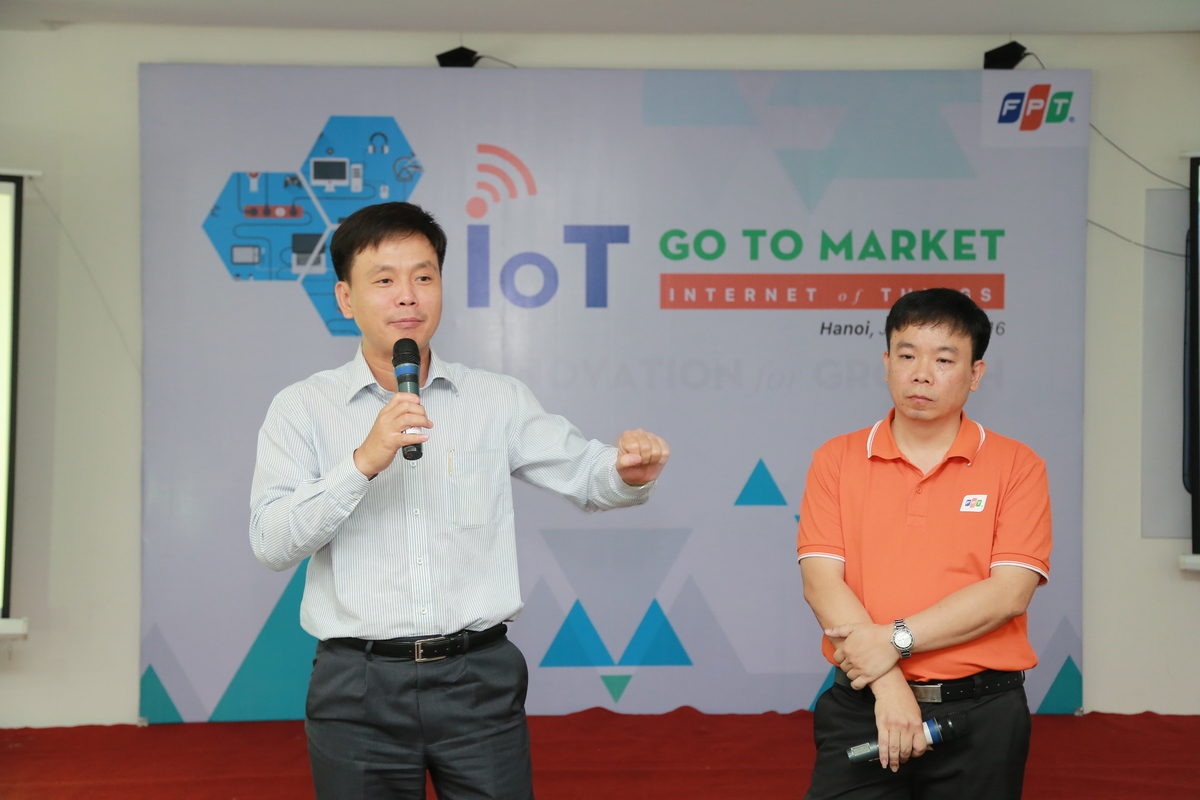 <p> CTO Đào Gia Hạnh cho hay, FPT IS không nằm ngoài cuộc chơi về IoT và đã có doanh thu về mảng này. Các lĩnh vực kinh doanh của FPT IS là giao thông, y tế, năng lượng đều có thể kết nối và trở nên thông minh hơn.</p> <p> TGĐ FPT IS Phạm Minh Tuấn tiết lộ lược kinh doanh của đơn vị là vận dụng những kinh nghiệm triển khai các dự án IoT thành công ở Việt Nam để mang ra nước ngoài.</p>