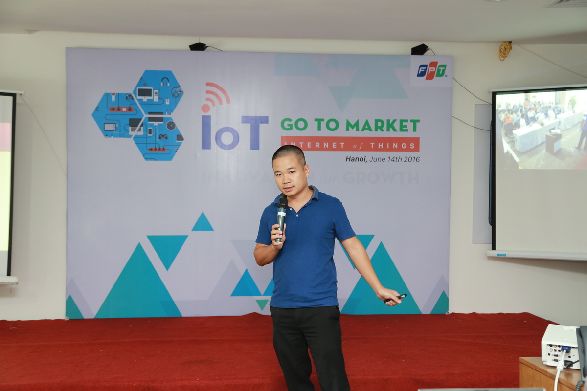 <p> Giám đốc Quỹ khởi nghiệp FPT Trần Hữu Đức cũng đưa ra các thông tin chung về startup trong IoT. Anh cho biết, từ năm 2013, nhiều tập đoàn đầu tư vào IoT khá mạnh. Riêng trong năm 2015, số tiền rót cho IoT trên thị trường toàn cầu đã là 1,7 tỷ USD. IoT được nhắc tới nhiều trong ngành công nghiệp.</p> <p> Ở Việt Nam, hệ sinh thái khởi nghiệp IoT cũng đã triển khai và thu hút nhiều bạn trẻ tham gia. Qua chương trình này, FPT Venture mong muốn đón nhận nhiều ý tưởng trong và ngoài FPT.</p> <p>  </p> <p>  </p>