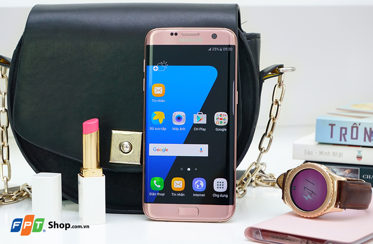<p> Ngoài màu sắc, Galaxy S7 edge Pink Gold không có gì thay đổi về cấu hình và những trang bị đi kèm với màn hình kích thước 5,5 inch độ phân giải 2K (2.560 x 1.440 pixel), trong đó mỗi cạnh màn hình chiếm 0,2 inch.</p>