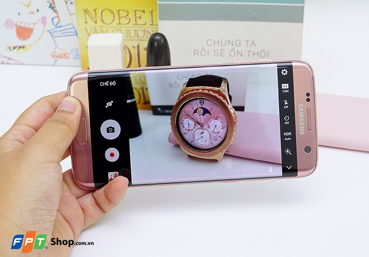 <p> Bên cạnh đó, Samsung trang bị thêm công nghệ chống rung quang học OIS và sử dụng một cảm biến ảnh mới tự động lấy nét điểm ảnh kép (Dual Pixel), do vậy hình ảnh sẽ bớt nhiễu và màu sắc rực rỡ hơn.</p>