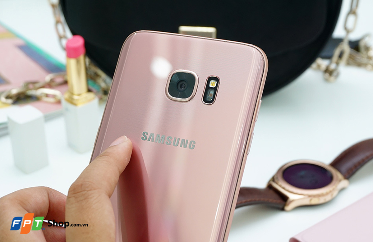 <p> Camera chính của Galaxy S7 edge có độ phân giải 12 MP, camera phụ là 5 MP và cùng có khẩu độ ấn tượng f/1.7 - mức có thể xem là lớn nhất trên smartphone hiện nay.</p>