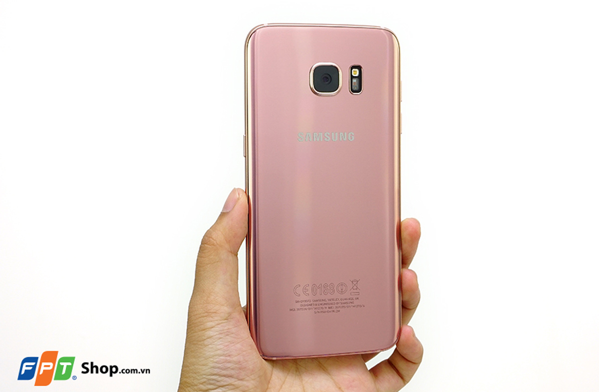 <p> Kết hợp với chất liệu kính và kim loại, màu vàng hồng trên Galaxy S7 có phần nữ tính và sang trọng hơn so với các smartphone cùng màu đang có trên thị trường.</p>