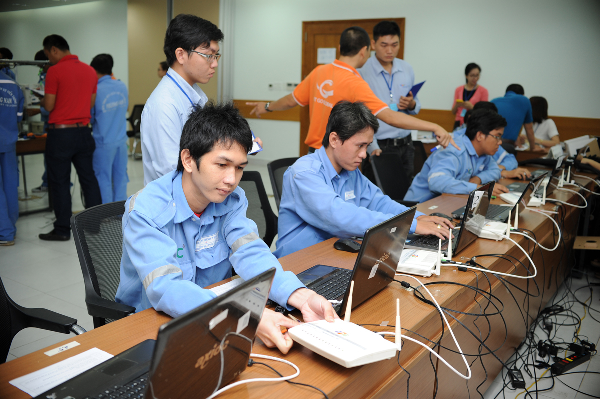 <p> Thí sinh Nguyễn Minh Triều, đội SWAP, kích hoạt modem Wi-fi để thực hiện bài thi. Trước đó, trong hai ngày 11-12/6, Phương Nam đã tiến hành thi lý thuyết tại văn phòng công ty. </p>