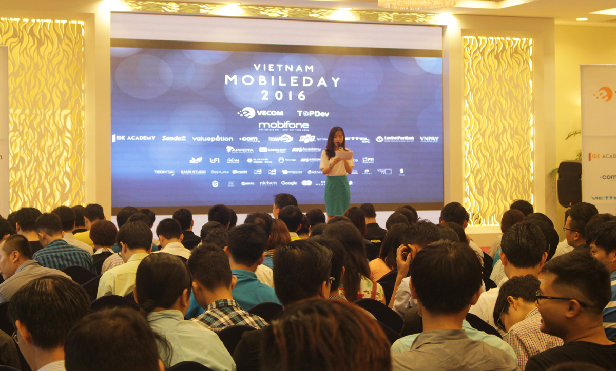 <p class="Normal"> Vietnam Mobile Day 2016 khai mạc sáng nay (ngày 18/6) tại Trung tâm Hội nghị 272 Võ Thị Sáu, quận 3, TP HCM. Là sự kiện thường niên dành cho cộng đồng công nghệ di động, được tổ chức từ năm 2011 tới nay, Vietnam Mobile Day là một trong những chương trình hội thảo lớn nhất về lĩnh vực di động tại Việt Nam, được nhiều doanh nghiệp và các chuyên gia công nghệ hàng đầu trên khắp cả nước quan tâm.</p> <p class="Normal"> Bắt kịp xu hướng, 2016 sẽ là năm đánh dấu sự bùng nổ của hàng loạt ứng dụng công nghệ di động trong lĩnh vực kinh doanh, ngày hội Vietnam Mobile Day 2016, với chủ đề Booming of Mobile Commerce, sẽ được tổ chức tại ba thành phố lớn của Việt Nam: TP HCM (ngày 18/6), Hà Nội (25/6) và Đà Nẵng (2/7).</p>