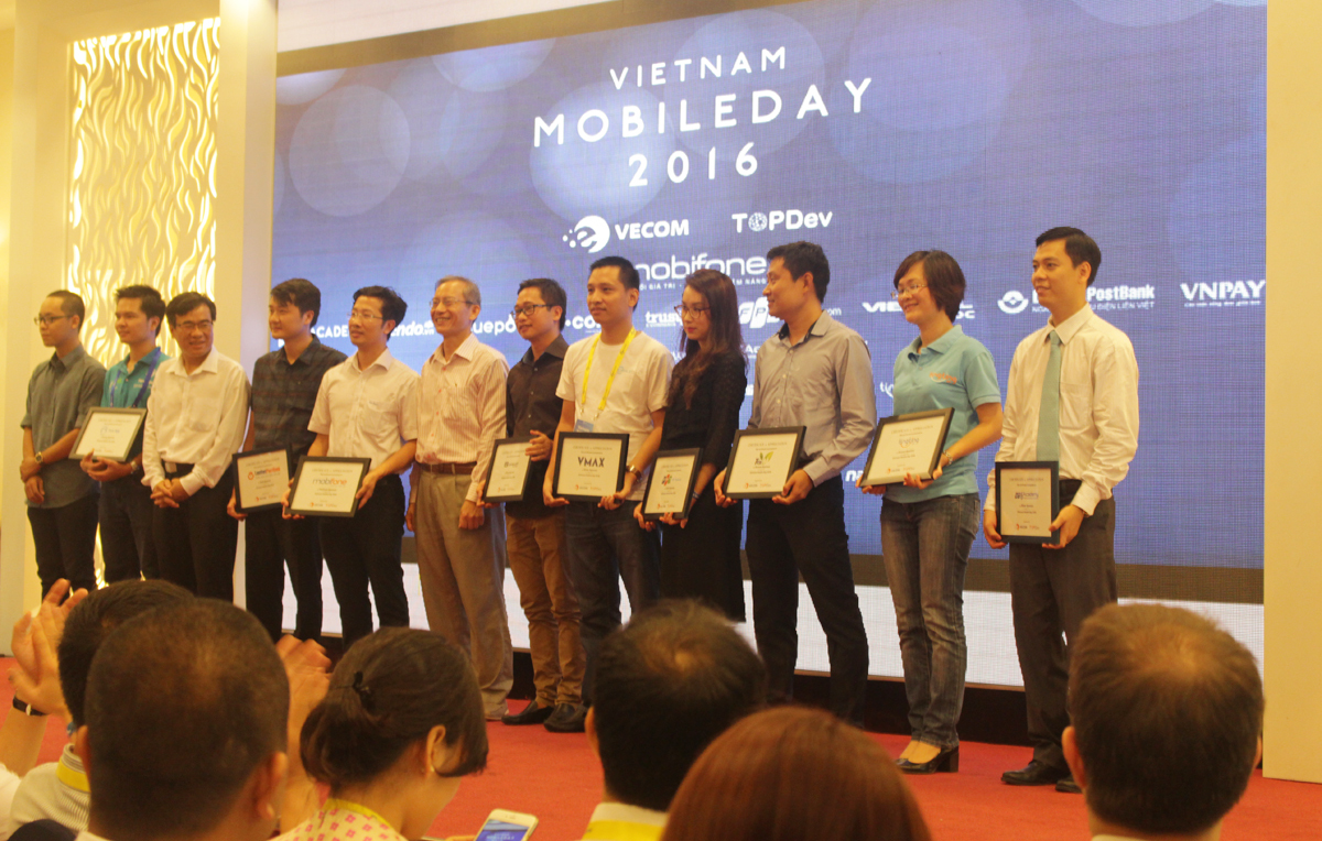 <p class="Normal"> Đặc biệt, năm nay lần đầu tiên có sự tham gia bảo trợ của Bộ Công thương Việt Nam, đánh dấu bước chuyển mình mạnh mẽ để Vietnam Mobile Day trở thành một sự kiện chính quy và uy tín về công nghệ trên thiết bị di động.</p> <p class="Normal"> FPT Telecom và Sendo là hai thành viên FPT tham gia tài trợ sự kiện. <a href="http://chungta.vn/tin-tuc/kinh-doanh/truyen-hinh-fpt-bat-tay-vtb-tung-goi-dich-vu-sieu-re-49826.html">Truyền hình FPT</a> và <a href="http://chungta.vn/photo/kinh-doanh/fpt-play-box-chinh-thuc-ra-mat-dai-ly-49441.html">FPT Play Box</a> cũng sẽ có gian hàng Vietnam Mobile Day 2016. Theo anh Nguyễn Hữu Bình, CEO Applancer kiêm thành viên Ban tổ chức, FPT Telecom cũng tài trợ lắp đặt các đường truyền riêng và Wi-Fi chuyên dụng đảm bảo hàng trăm thiết bị di động kết nối cùng lúc.</p> <p class="Normal"> Trong ảnh: Chị Bùi Việt Hiền Nhi (thứ tư từ phải sang), Phó Ban Truyền thông FPT Telecom, đại diện đơn vị nhận kỷ niệm chương của Ban tổ chức.</p>