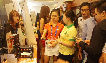 Gian hàng FPT Play Box hút khách tại Vietnam Mobile Day
