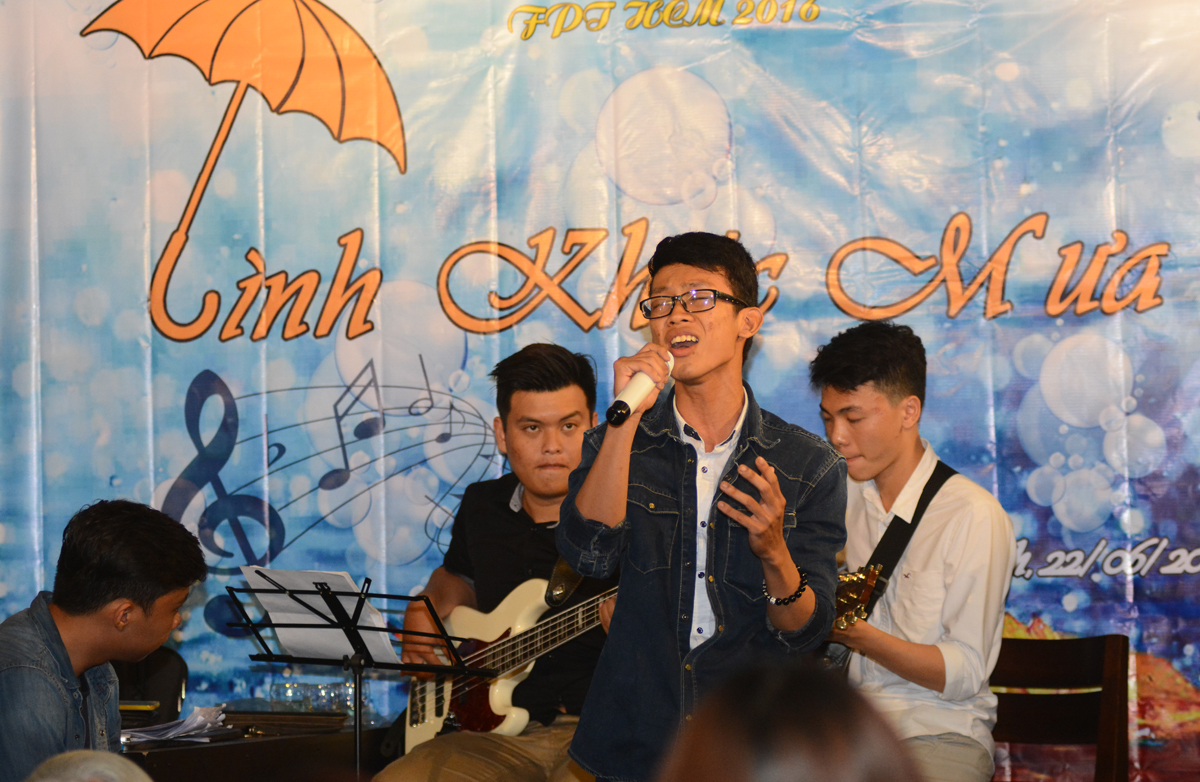 <p> Minh Triết - chàng sinh viên ĐH FPT yêu ca hát cũng lần đầu tiên góp mặt trong Hội quán âm nhạc FPT HCM với tình khúc "Chờ ngày mưa tan". </p>